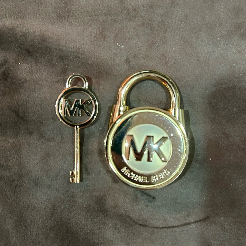 Michael Kors Silver Logo Key lock - Picture 2 of 2
